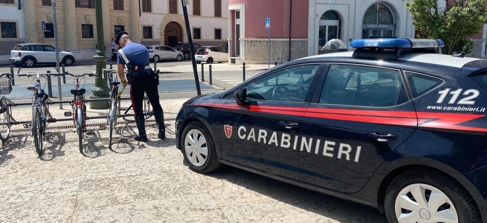 Fermato con una bici rubata da 2.000 euro si scaglia contro i carabinieri: in tasca un coltello da 23 centimetri